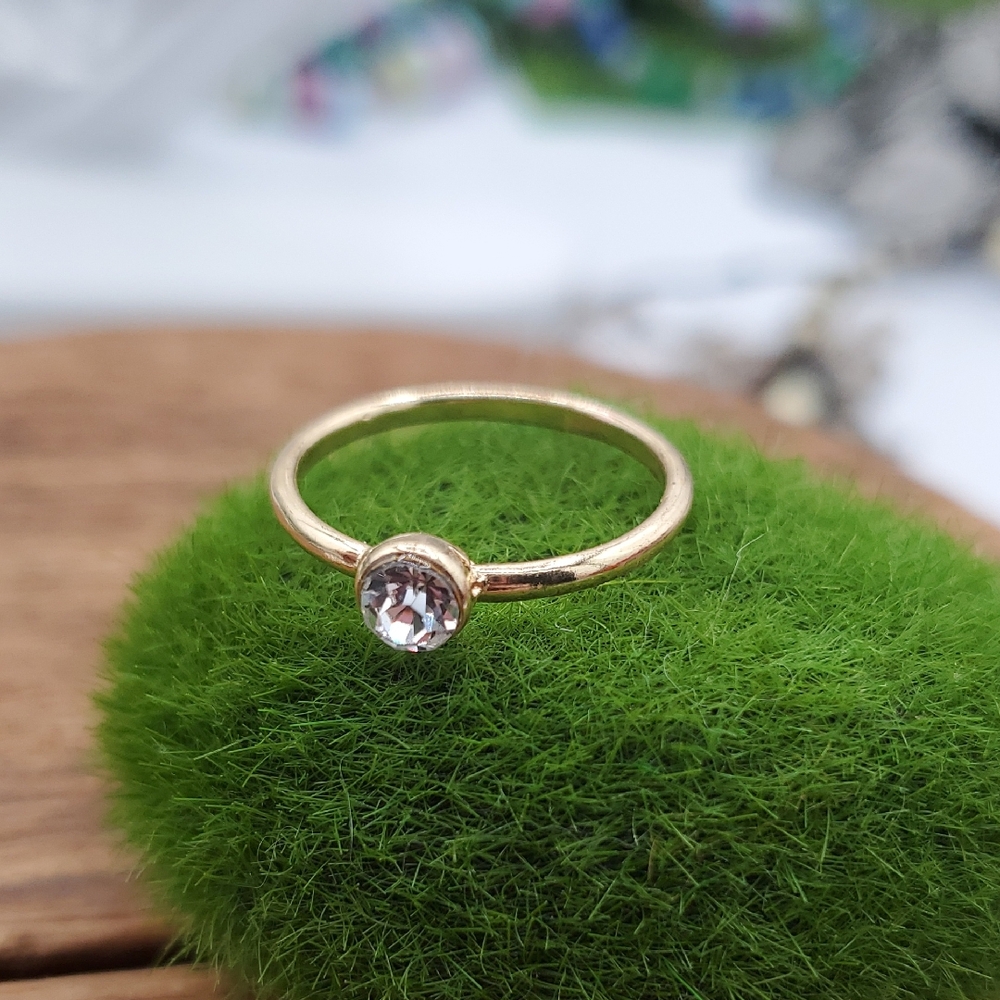 Elegant Gold Tone Ring with Clear Gemstone Size 6 R818‎